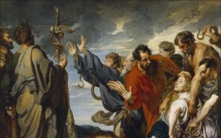 Mensen grijpen naar de koperen slang, die hoog opgeheven aan een staf hangt.