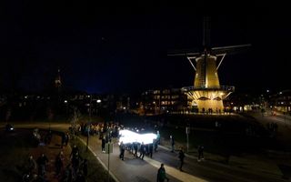 Een verlicht wit kruis tijdens het muziekspektakel The Passion 2022. beeld ANP, Kippa Sem van der Wal