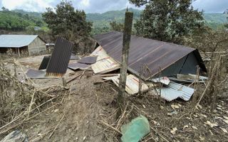 Deze woning nabij het plaatsje Caquiton storrte in door overstromingen nadat de orkanen Iota en Eta over Guatemala raasden. beeld Ruth Rodriguez