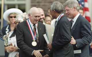 De Zuid-Afrikaanse oud-president F.W. de Klerk (l.) met zijn opvolger Nelson Mandela (m.) en de Amerikaanse oud-president Bill Clinton (r.), 4 juli 1993. beeld AFP, Tom Mihalek