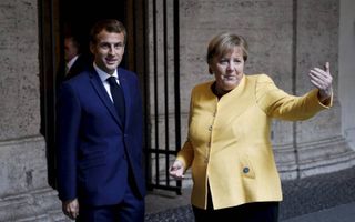 Emmanuel Macron (l.) en Angela Merkel (r.). beeld EPA, Ludovic Marin