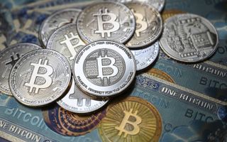 Digitale munten, zoals de bitcoin, kunnen door de bank gevolgd worden. beeld AFP, Ozan Kose