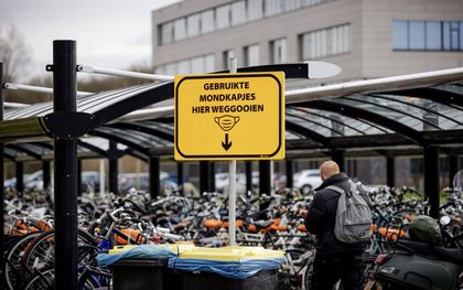 Vuilnisbakken voor gebruikte mondkapjes in plaatsje Dronten. Dronten is een van de gemeenten waar grootschalig testen wordt uitgeprobeerd. De gemeente is overwegend agrarisch met een uitgestrekt landelijk gebied. beeld ANP, Robin van Lonkhuijsen