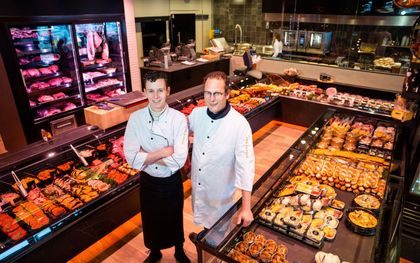 Slagers Arie Bakker senior (r.) en junior (l.) in hun zaak in Alblasserdam. beeld Cees van der Wal