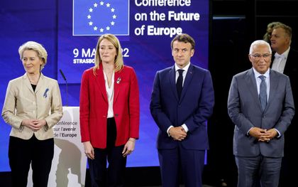„Na de afsluiting, op 9 mei, van de Conferentie over de Toekomst van Europa kwam een groep van inmiddels dertien lidstaten in verweer tegen de oproep van president Macron om de EU-verdragen aan te passen.” beeld EPA, Ronald Wittek