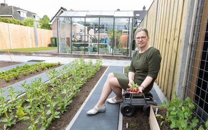 Johanna Lamper uit Veenendaal kweekt veel radijs en tuinbonen in haar moestuin. „Veel mensen houden daar niet van, maar ik wel.” beeld RD, Anton Dommerholt