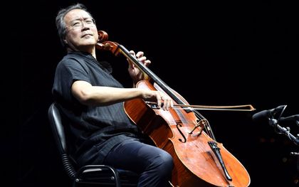De Chinees-Amerikaanse cellist Yo-Yo Ma tijdens een optreden in Beiroet, Libanon, augustus 2019. beeld EPA, Wael Hamzeh