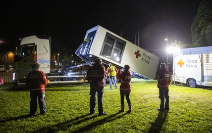 Het Rode Kruis plaatste noodaccommodaties bij het overvolle aanmeldcentrum in Ter Apel. beeld ANP, VINCENT JANNINK