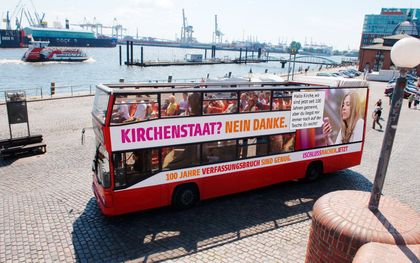 Een atheïstische campagne bepleitte in het verleden de scheiding van kerk en staat in Duitsland. beeld Evelin Frerk, montage Giordan-Bruno Stiftung