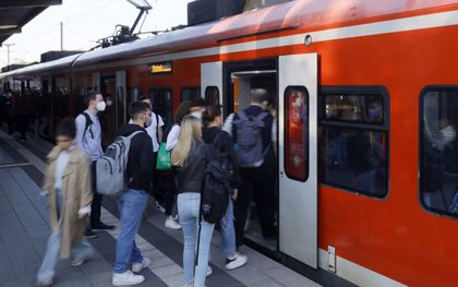 Regionale trein in Speyer, Duitsland. In Duitsland kunnen reizigers van 1 juni tot 31 augustus voor 9 euro zo vaak met de trein reizen als ze maar willen. beeld EPA, Ronald Wittek
