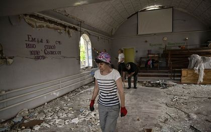 Een door een inslag verwoeste kerk in Druzhkivka in het oosten van Oekraïne. beeld AFP, Aris Messinis