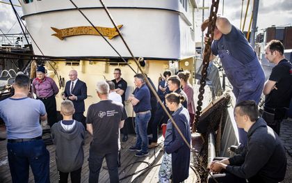 Minister Henk Staghouwer (LNV) sprak vrijdag in de Urker haven aan boord van de UK 176 ”Verwachting” over de problemen in de visserij. beeld ANP, Ramon van Flymen