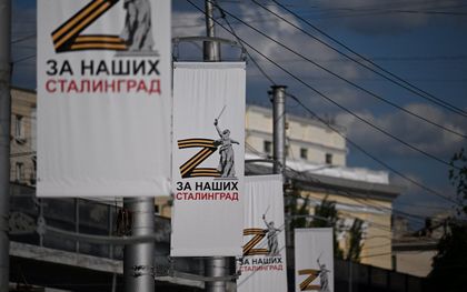Spandoeken met de letter Z, als teken van steun voor het Russische leger, hangen in de straten van het Russische Volgograd. beeld AFP, Kirill Kudryatsev
