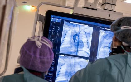 Een cardioloog voert een hartkatheterisatie in het Leids Universitair Medisch Centrum (LUMC). beeld ANP, Lex van Lieshout