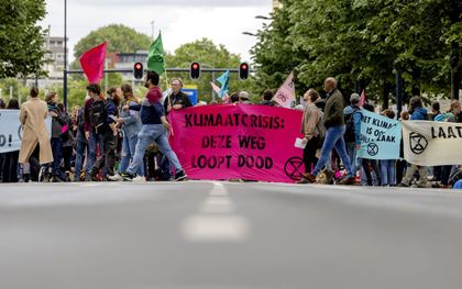In mei voerde Extinction Rebellion ook actie bij het kantoor van Shell in Rotterdam. beeld ANP, Robin van Lonkhuijsen