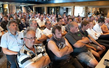 Ook de Betuwse boeren zijn verontrust over het stikstofbeleid, bleek tijdens  de SGP-bijeenkomst donderdag over stikstof in restaurant De Duikenburg. beeld William Hoogteyling