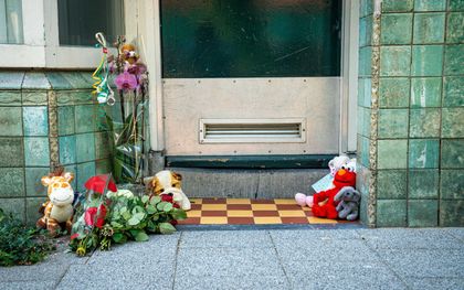 Voor een woning aan de Wolphaertsbocht in Rotterdam-Zuid zijn bloemen en knuffel neergelegd voor het kind dat daar door een steekincident om het leven is gekomen. beeld ANP MEDIATV