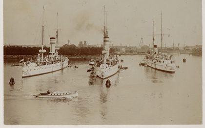 Pantserschepen van de Koninklijke Marine in het Oosterdok van Amsterdam, september 1909. Van links naar rechts de ”Piet Hein”, de ”Evertsen” en de ”Jacob van Heemskerck”. beeld Wikipedia