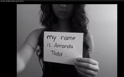 Een schermopname van het filmpje waarin Amanda haar verhaal vertelt. Een maand na het filmpje pleegt ze zelfmoord. beeld AFP