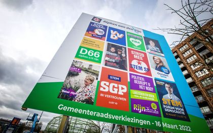 Verkiezingsbord met posters voor de gemeenteraadsverkiezingen in Alphen aan den Rijn. beeld ANP, John van der Tol