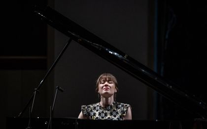 Pianiste Anna Fedorova tijdens het concert op 28 juli in Warschau. beeld AFP, Wojtek Radwanski