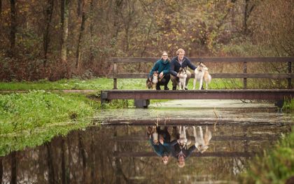 Krijn en Arianne Haak verhuisden in november 2021 met hun drie honden naar Ooltgensplaat op Goeree-Overflakkee. beeld Krijn Haak