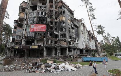Door Russische beschietingen aangerichte vernielingen in Oekraïne. beeld EPA, EPA/Sergej Dolzjenko