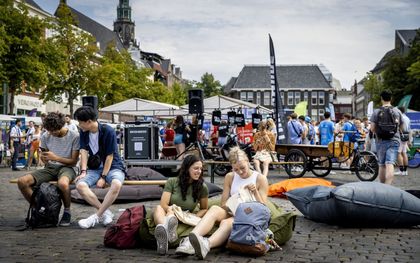 Studenten tijdens een introductieweek in Groningen. De Alles Oke? Supportlijn starte deze week een campagne om jongeren weerbaarder te maken tegen grensoverschrijding. beeld ANP, Koen van Weel