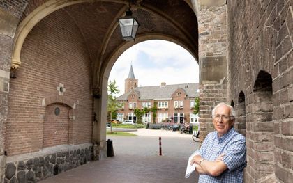 Gids Jan van Tuin bij de Utrechtse Poort in Naarden. beeld RD, Anton Dommerholt