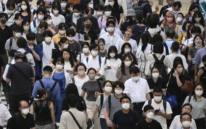 Reizigers op een station in Tokyo, Japan. beeld EPA
