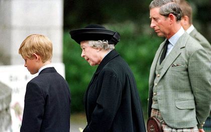 Koningin Elizabeth, samen met prins Harry (l.) en prins Charles, na afloop van een kerkdienst in Schotland in 1997. beeld ANP/EPA