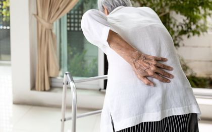 Vrouw met rugpijn (stockfoto). beeld iStock