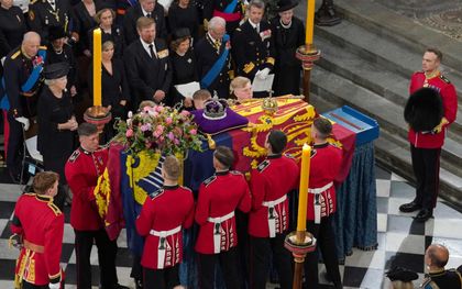 Prinses Beatrix, koningin Maxima en koning Willem-Alexander bij de kist van Elizabeth II. beeld AFP, Gareth Fuller