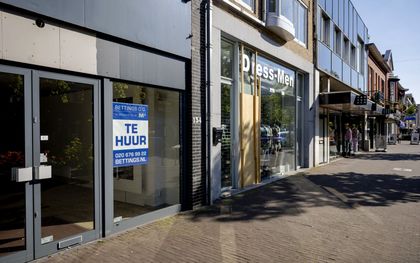 Een winkelstraat in Zeist. Ondernemers vrezen dat ze het zwaar krijgen door onder andere loonstijgingen. beeld ANP, Robin van Lonkhuijsen