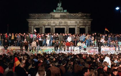 Jurgen Moltmann schrijft: „Het christendom is hoop en kan daardoor het heden openbreken, veranderen.” Foto: voor velen was de val van de Berlijnse Muur in 1989 een symbool van hoop. beeld EPA
