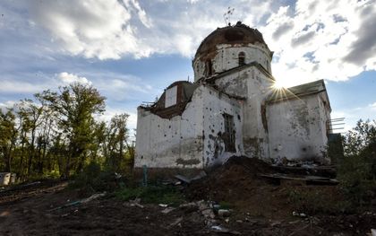 De Kerk van de Drie-eenheid in het Oost-Oekraïense dorp Mala Komyshuvakha stond er donderdag verlaten bij. Russische troepen gebruikten het bedehuis als veldhospitaal. beeld EPA, Oleg Petrasyuk