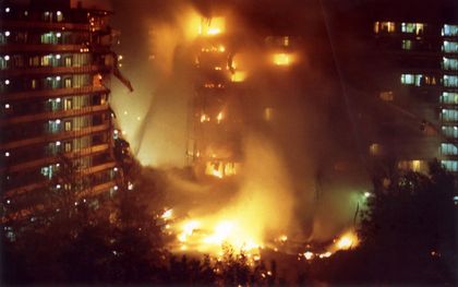 Verwoestend vuur nadat een El Al-vliegtuig zich n de flats Groeneveen en Klein-Kruitberg boorde. beeld ANP, Cor Mulder