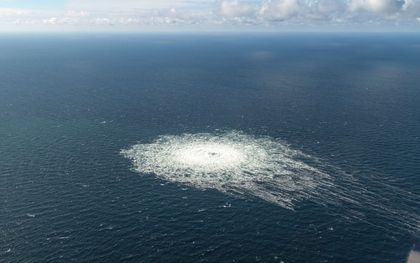 Gasbellen verschijnen aan het wateroppervlak na de explosies bij de Nord Stream-pijpleidingen in de Oostzee. beeld EPA