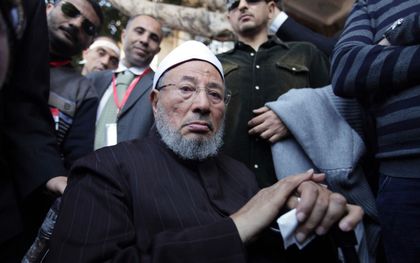 De deze week overleden sjeik Youssef al-Qaradawi, na het leiden van het vrijdagmiddaggebed op het Tahrirplein in Caïro, 18 februari 2011 beeld EPA, Khaled Elfiqi