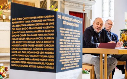 In Zerbst komt een monument tegen antisemitisme. Foto: kunstenaar Prager (m.) dinsdag bij de presentatie. beeld EPD-Bild, Jens Schlüter