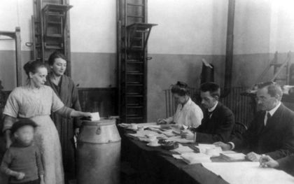 Amsterdam, 1921. Vrouwen gaan voor het eerst naar de stembus. beeld Nationaal Archief