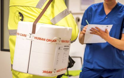 Een medewerker van het Erasmus MC vertrekt voor het transport van een orgaan. Wie geen keuze maakt, komt in het Donorregister te staan als ”niet bezwaarhebbend”. beeld ANP, Lex van Lieshout