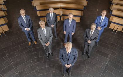 De voormalige directeuren K. Bokma, J. Koetsier en B. Visser met huidig directeur C. Heutink. Daarnaast de oud-hoofredacteuren C.S.L. Janse en W.B. Kranendonk met de huidige hoofdredacteur S.M. de Bruijn. beeld RD, Henk Visscher