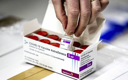 Het AstraZenecavaccin ligt onder het vergrootglas vanwege bloedstolsels die optraden na vaccinatie. Onduidelijk is of er sprake is van een oorzakelijk verband. beeld EPA, Remko de Waal