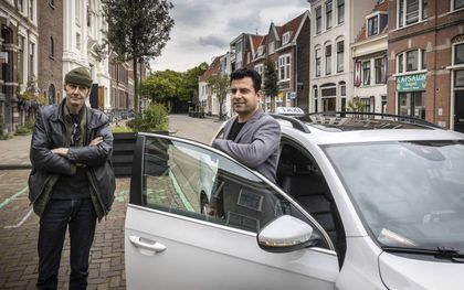 Sardar (r.), die een taxibedrijf begon, en EJ –„Zo kent iedereen mij”– werkten mee aan de audiotour van Stem in de Stad in Haarlem. beeld RD, Henk Visscher