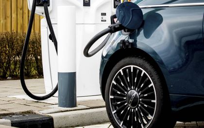 Een laadpaal bij een tankstation van Shell. beeld ANP, Koen van Weel