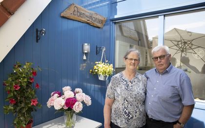 Hendrik van Dalfsen en Sina van Dalfsen-Boeder voor hun appartement in het Veluwse Ermelo. beeld RD, Anton Dommerholt