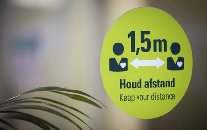 „Op grond van wetenschappelijke kennis over de vorming en het aerodynamisch gedrag van aerosolen is 1,5 meter afstand houden volstrekt onvoldoende.” beeld ANP, Robin van Lonkhuijsen