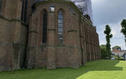 De toren van de Nicolaaskerk in Eemnes wordt gerestaureerd. beeld Jan van 't Hul