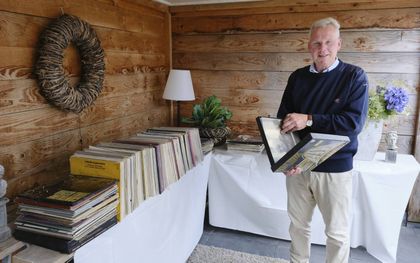 Jan Koster uit Genemuiden bij zijn lp-verzameling. beeld Sjaak Verboom